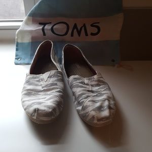 White & grey Tom's